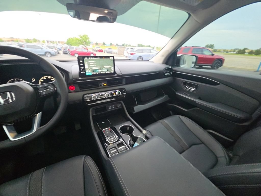 Used 2025 Honda Pilot Touring image 29