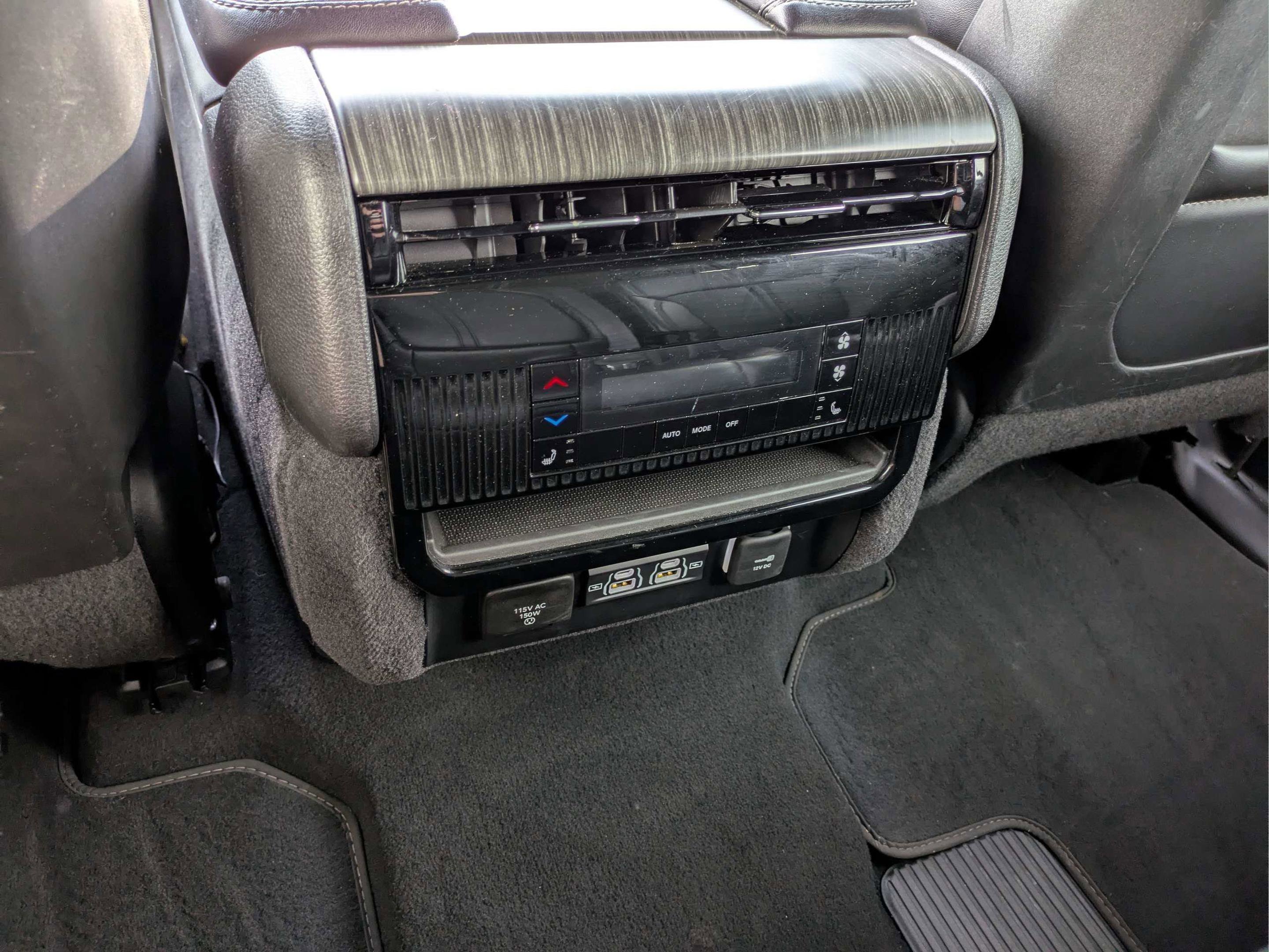 Used 2024 Jeep Wagoneer L Series III w/ Flexible Seating Group AWD/4WD image 12
