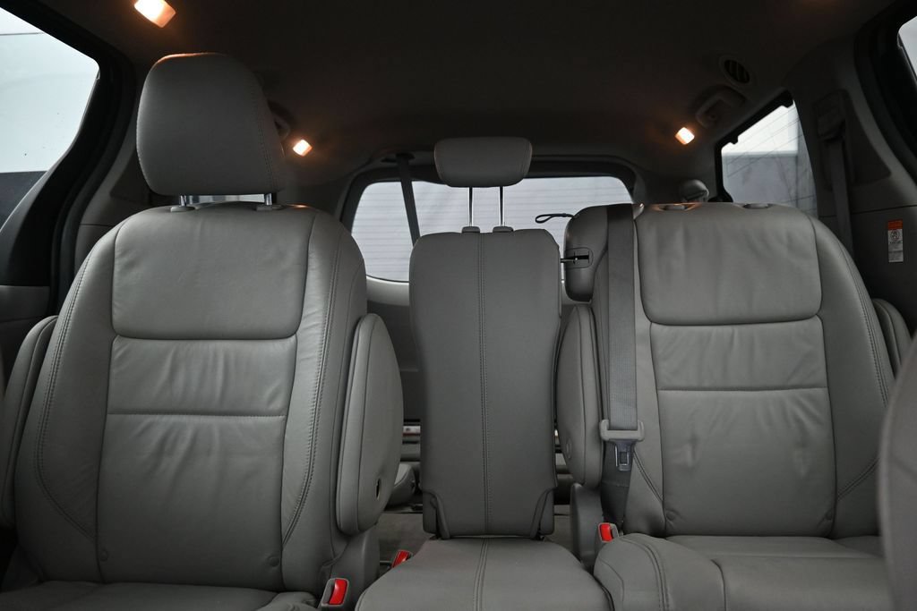 Used 2018 Toyota Sienna XLE w/ XLE Navigation Package FWD image 28