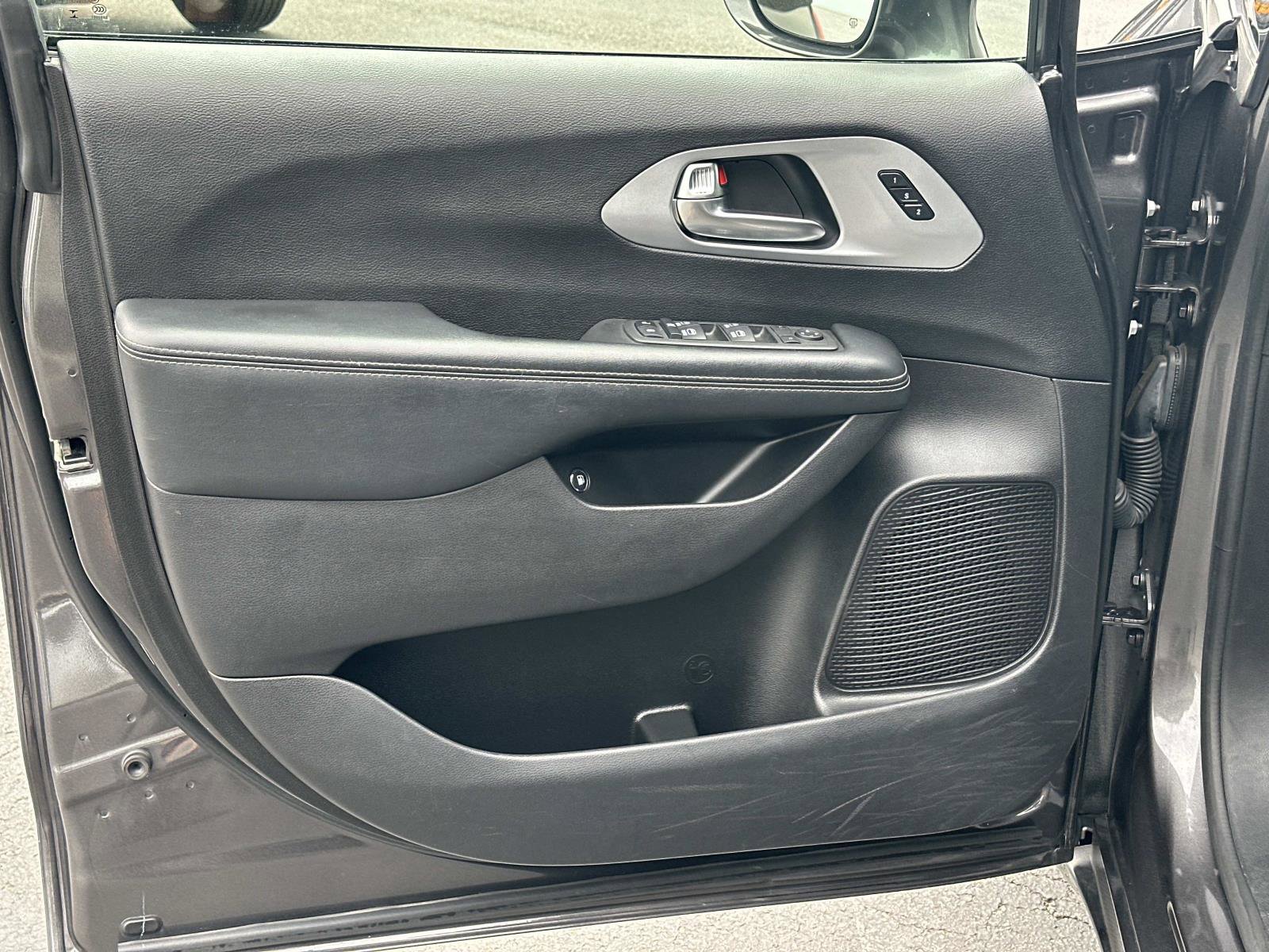 Used 2022 Chrysler Pacifica Touring-L w/ Uconnect Theater Family Group image 15