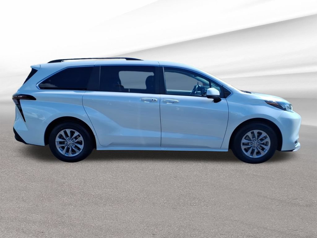 Used 2024 Toyota Sienna XLE FWD image 7