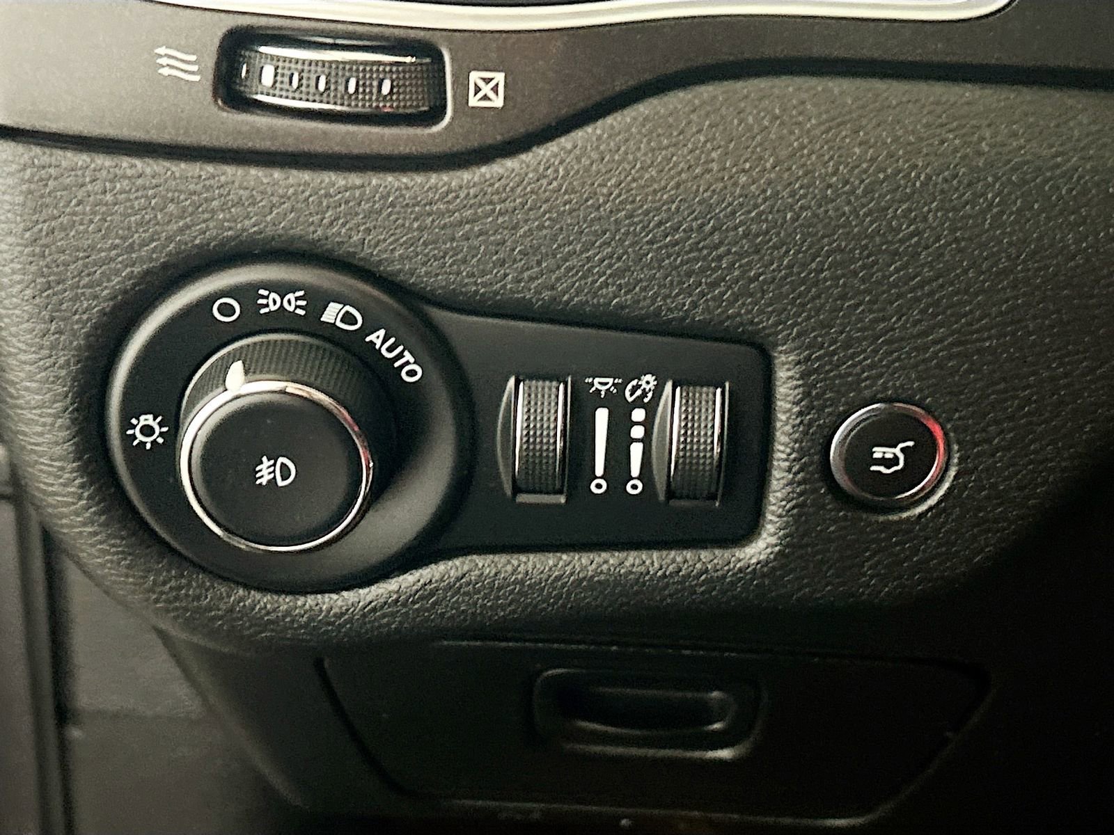 Used 2022 Jeep Cherokee Trailhawk w/ Comfort/Convenience Group image 10