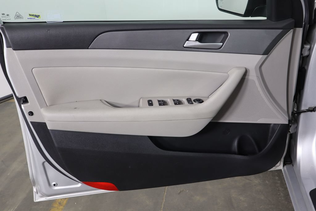 Used 2015 Hyundai Sonata SE w/ Option Group 09 FWD image 19