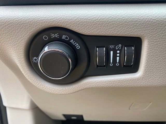 Used 2023 Chrysler Voyager LX FWD image 16
