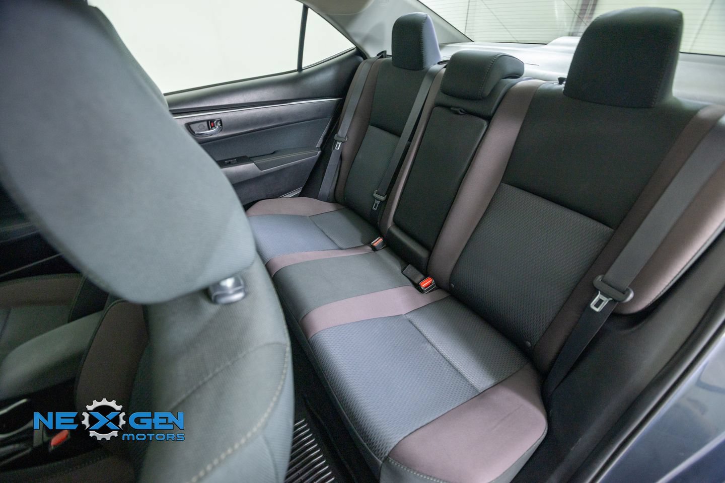 Used 2018 Toyota Corolla LE FWD image 30