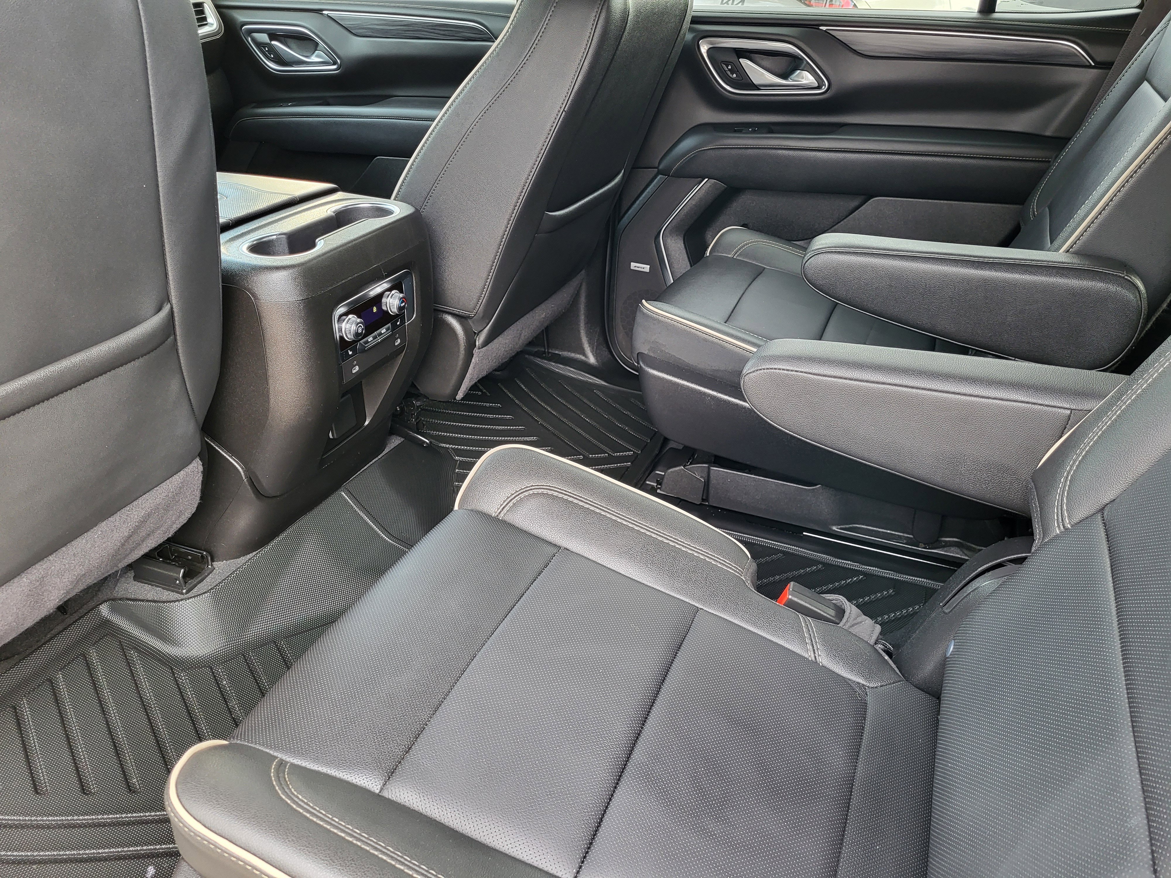 Used 2024 GMC Yukon SLT w/ SLT Luxury Package image 8