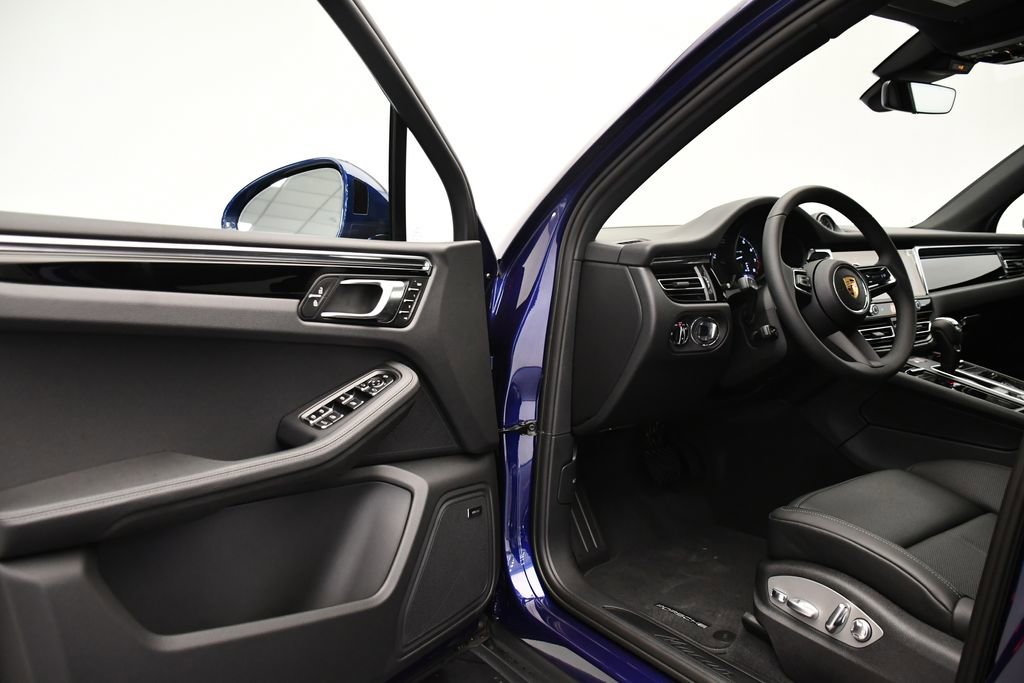 Certified 2025 Porsche Macan image 38