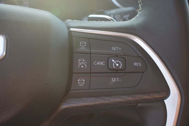 Used 2022 Jeep Grand Cherokee L Limited AWD/4WD image 23