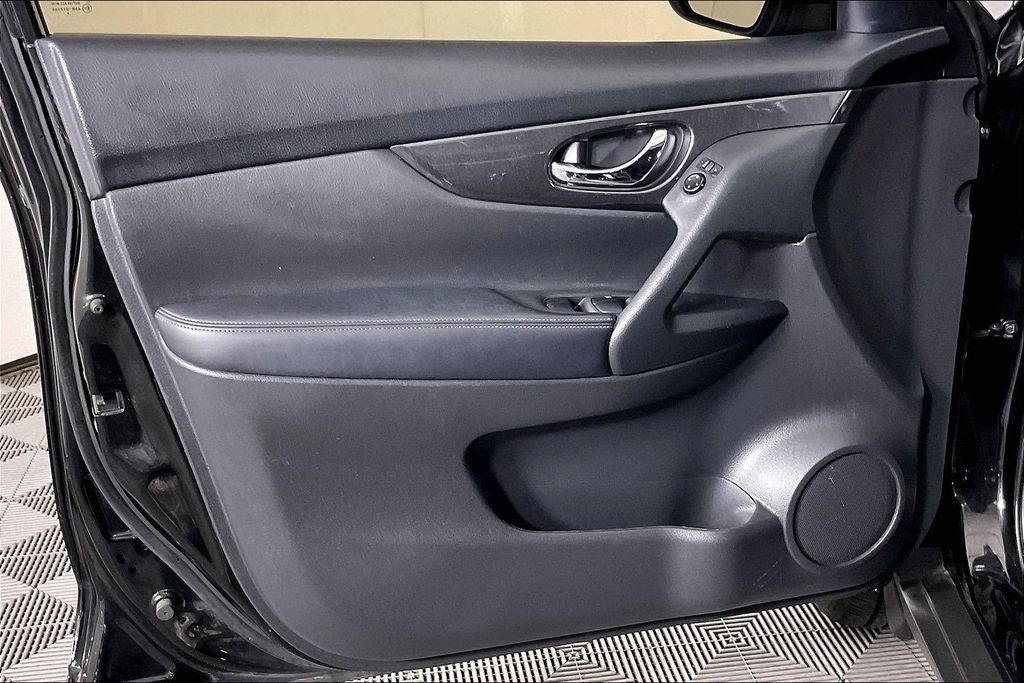 Used 2020 Nissan Rogue SV FWD image 22