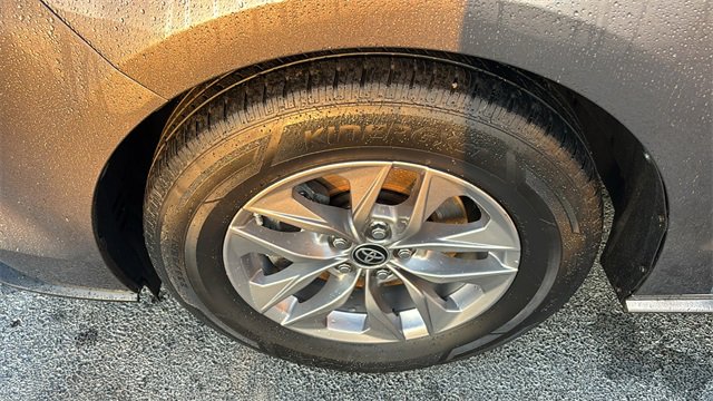 Used 2021 Toyota Sienna XLE image 31