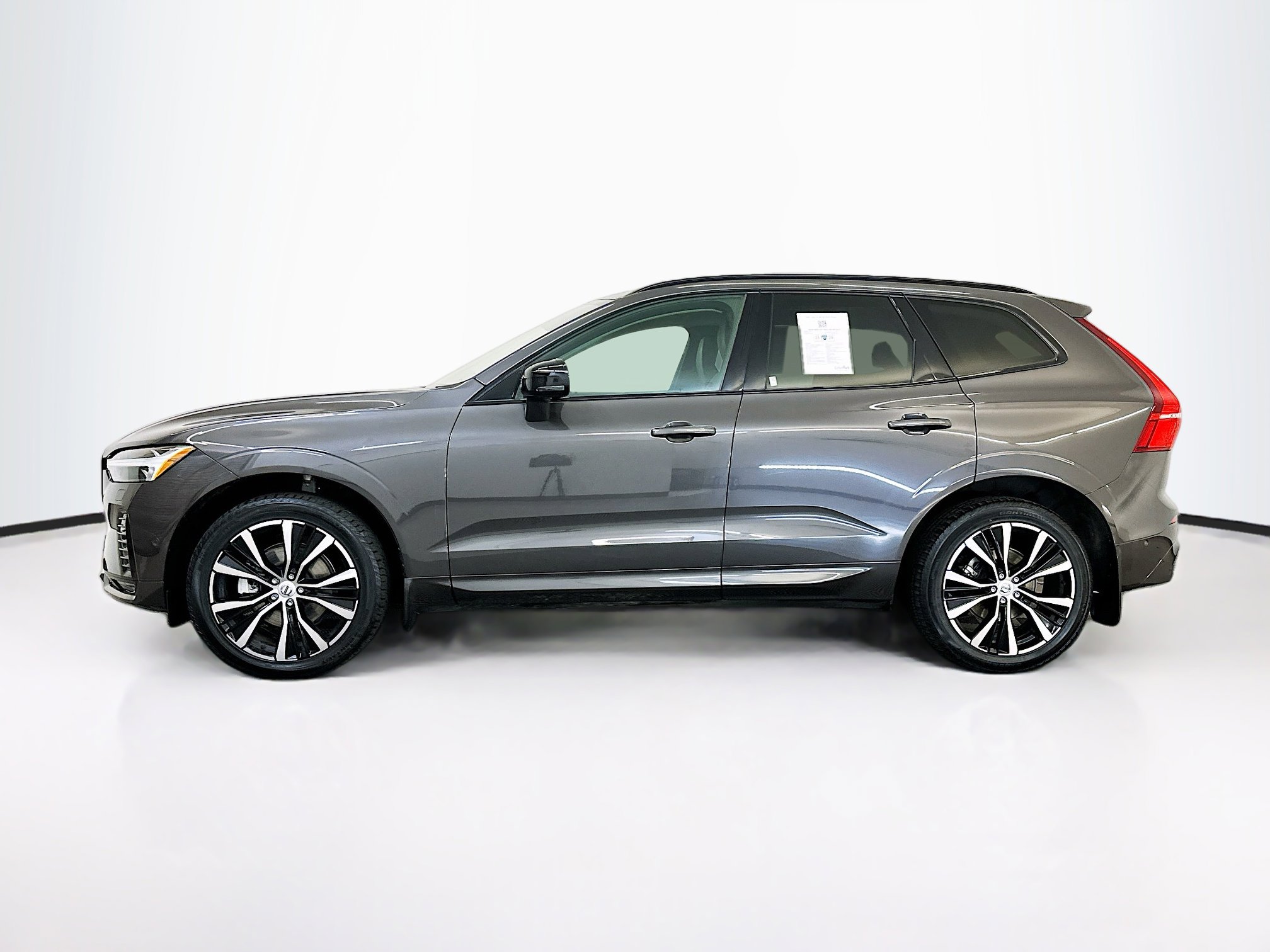Used 2023 Volvo XC60 B5 Plus w/ Climate Package image 4