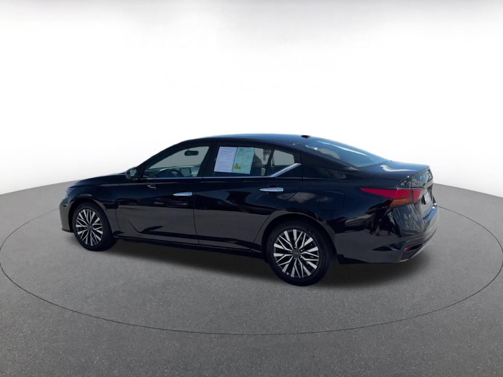 Used 2025 Nissan Altima 2.5 SV FWD image 9