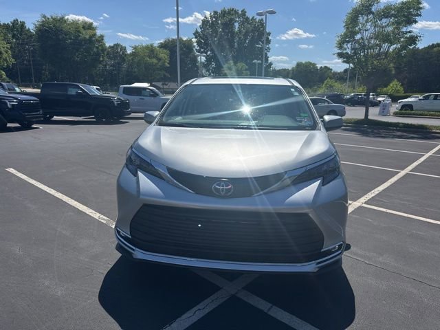 Used 2024 Toyota Sienna XLE FWD image 10