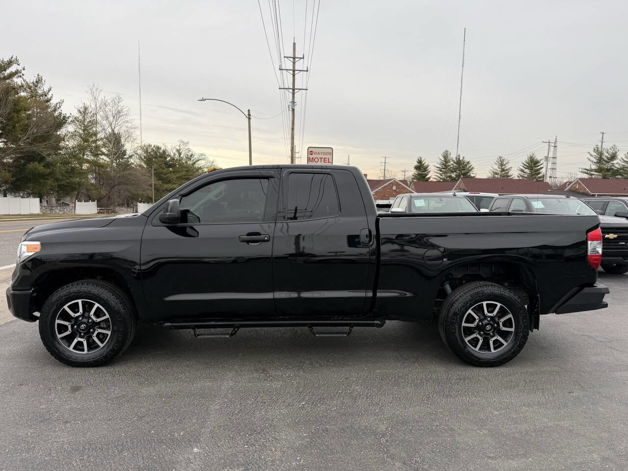 Used 2017 Toyota Tundra SR5 AWD/4WD image 4