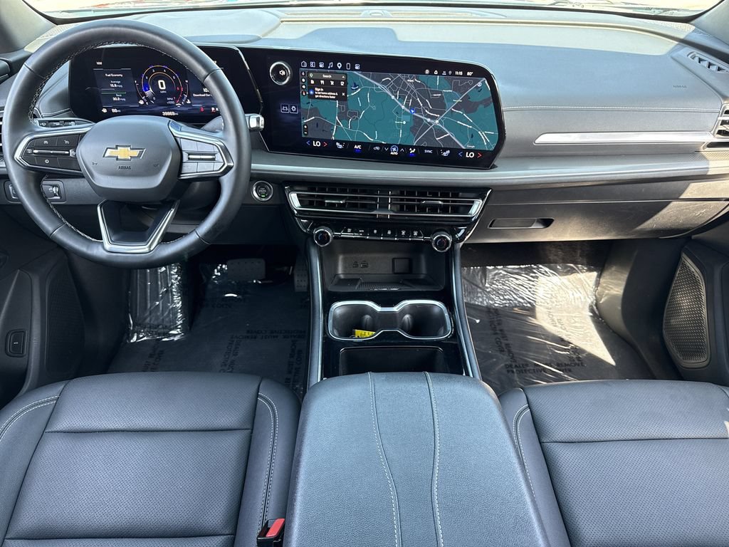 Used 2025 Chevrolet Traverse LT FWD image 2