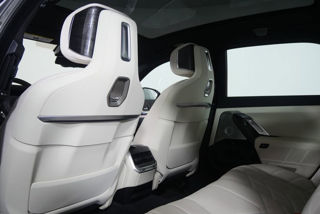 Certified 2023 BMW 760i xDrive w/ Executive Package image 18