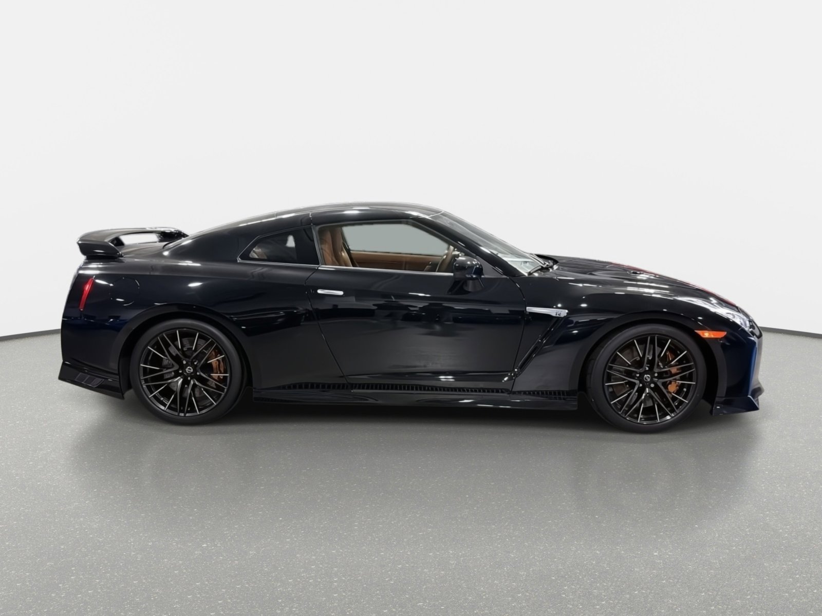 Used 2021 Nissan GT-R Premium image 2