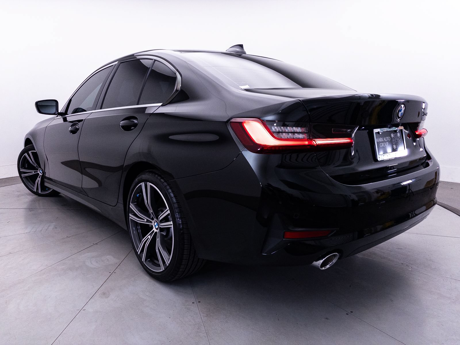 Used 2022 BMW 330i Sedan w/ Premium Package 2 RWD image 4