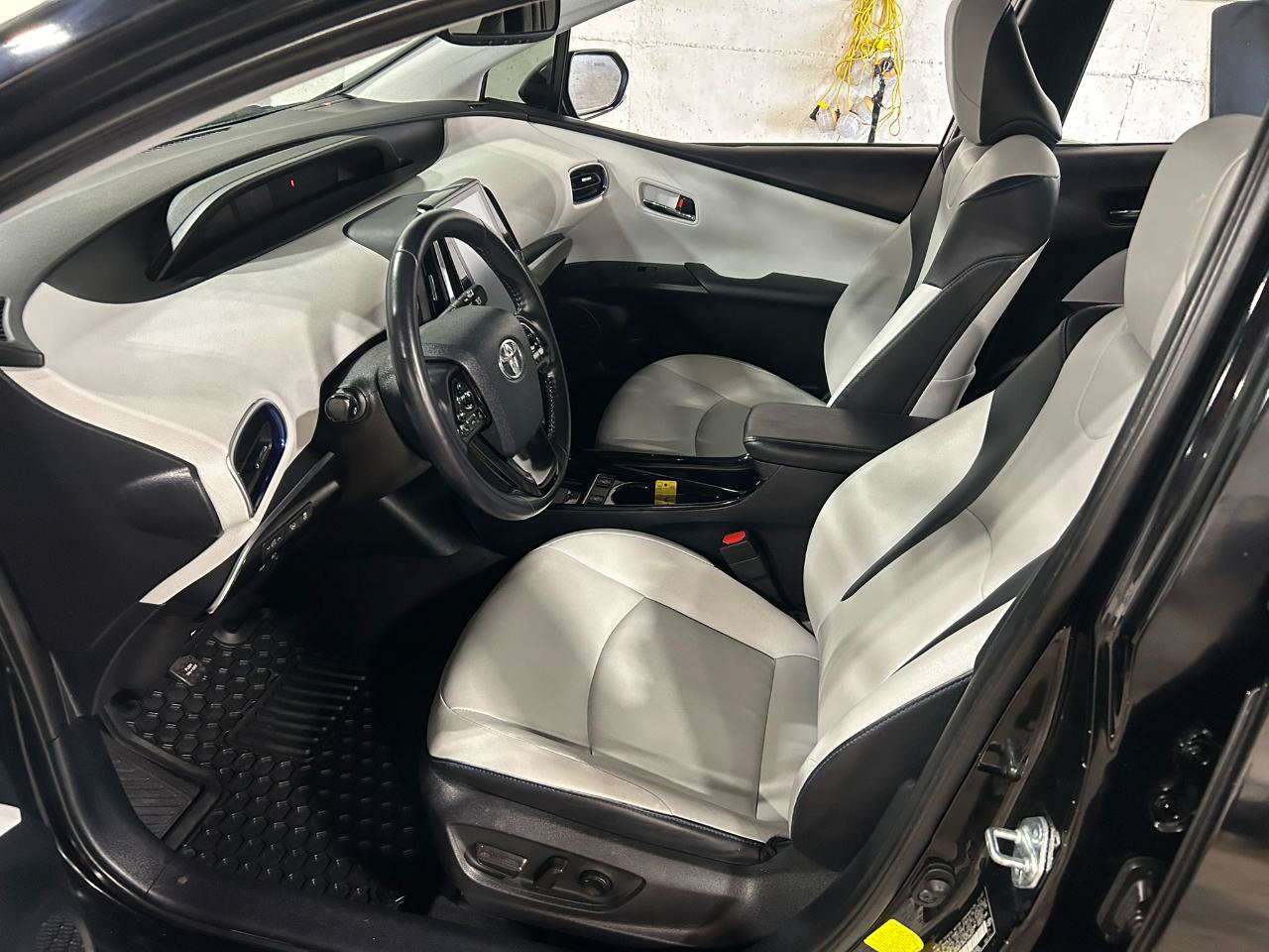 Used 2022 Toyota Prius Limited FWD image 9