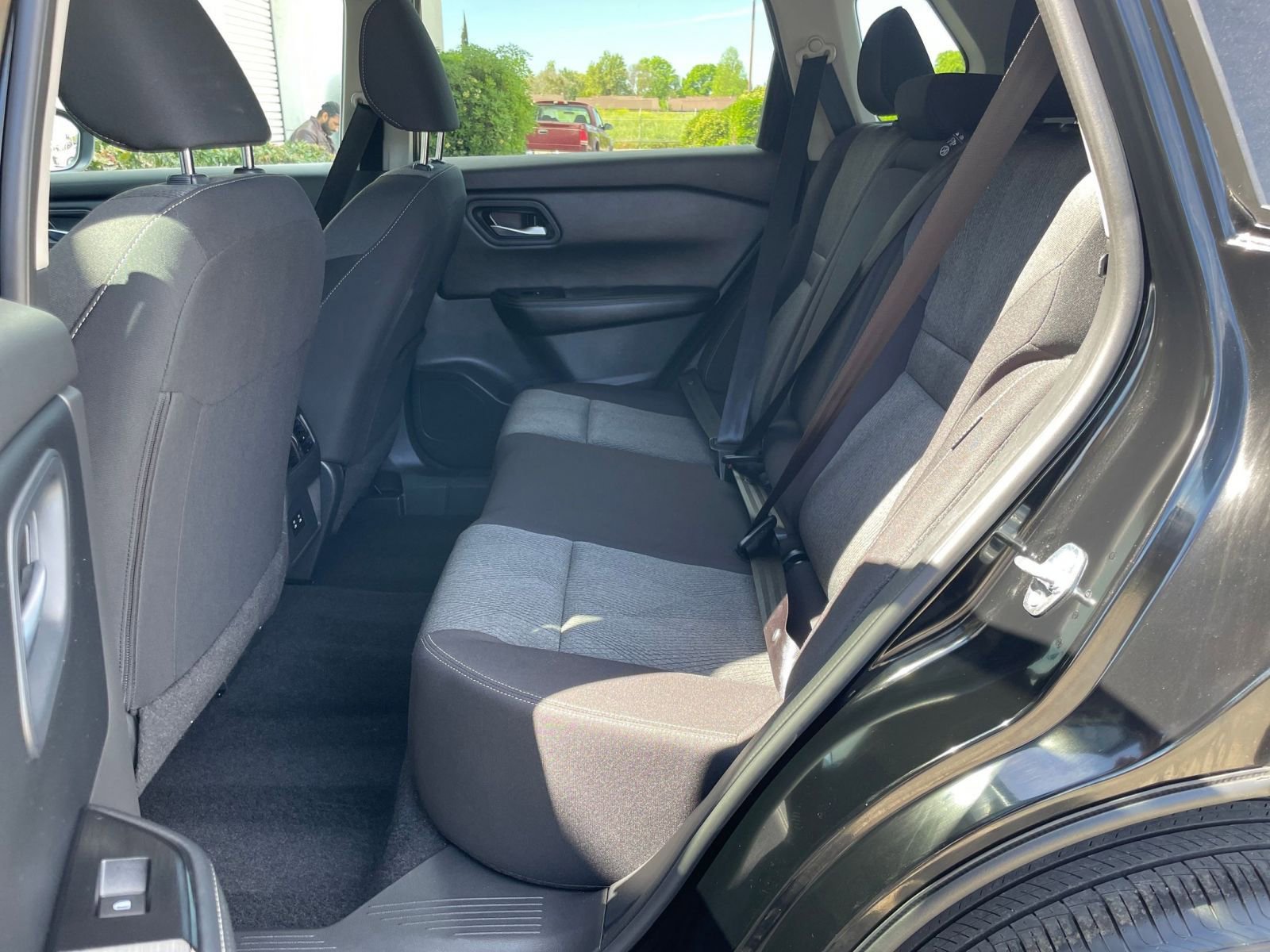 Used 2025 Nissan Rogue SV image 28