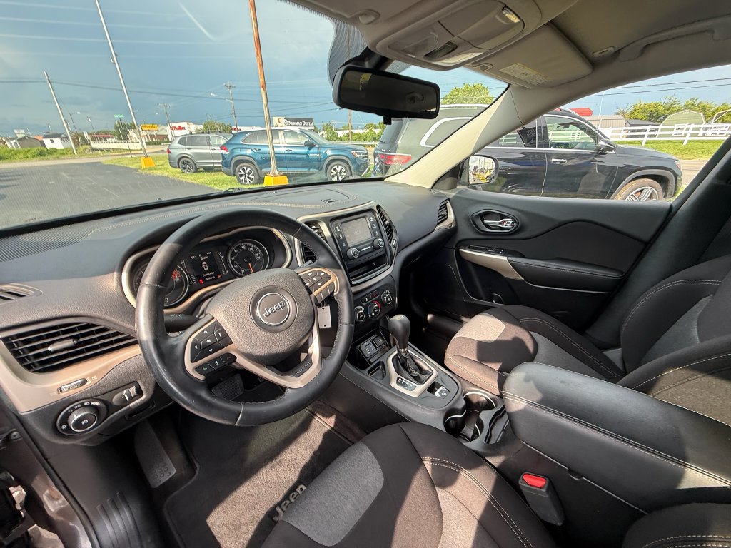 Used 2018 Jeep Cherokee Latitude w/ Altitude Package FWD image 16