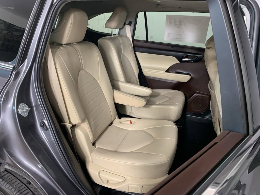 Used 2022 Toyota Highlander XLE FWD image 38