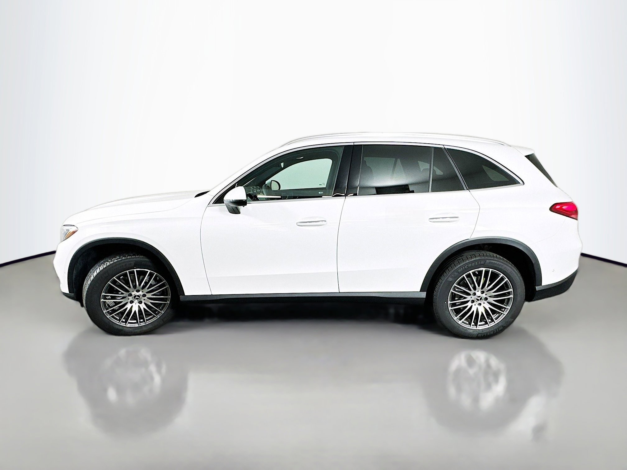 Used 2025 Mercedes-Benz GLC 300 4MATIC image 4