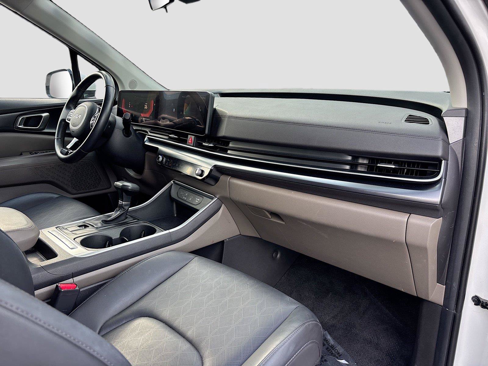 Used 2025 Kia Carnival FWD image 34