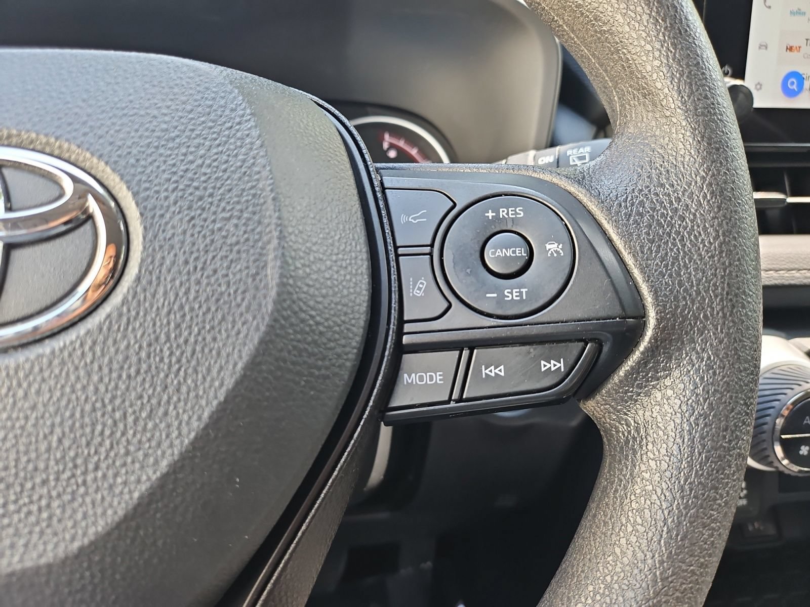 Used 2025 Toyota RAV4 XLE FWD image 29