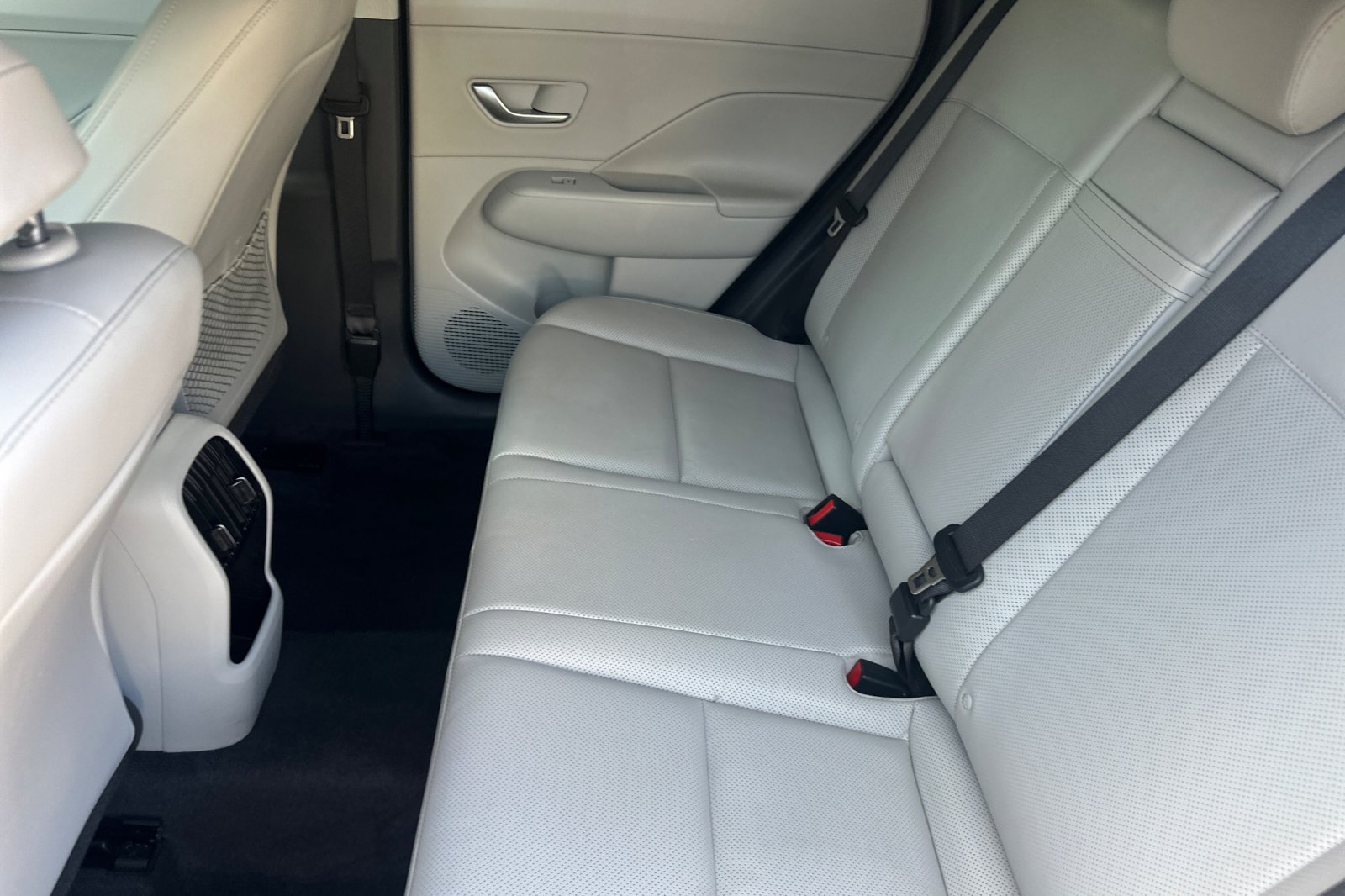 Used 2024 Hyundai Kona Limited FWD image 12