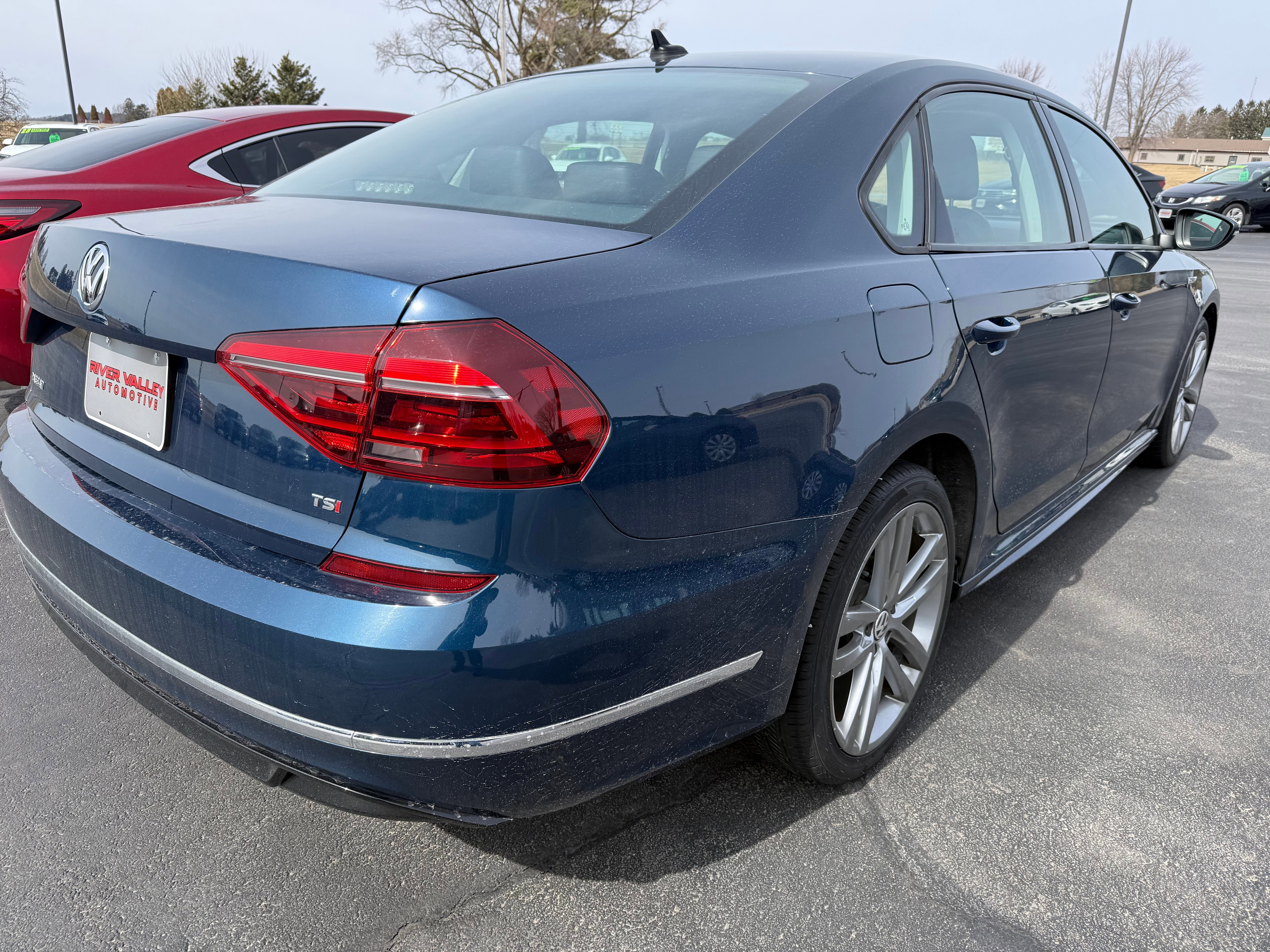 Used 2018 Volkswagen Passat 2.0T R-Line w/ R-Line Lighting Package FWD image 3