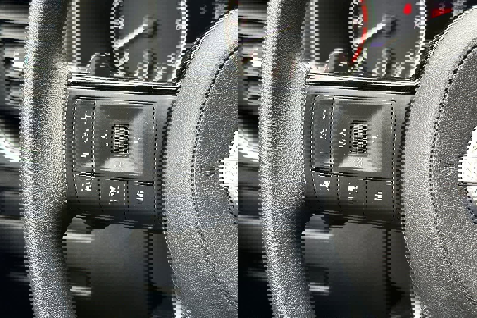 Used 2023 Nissan Rogue SV image 31