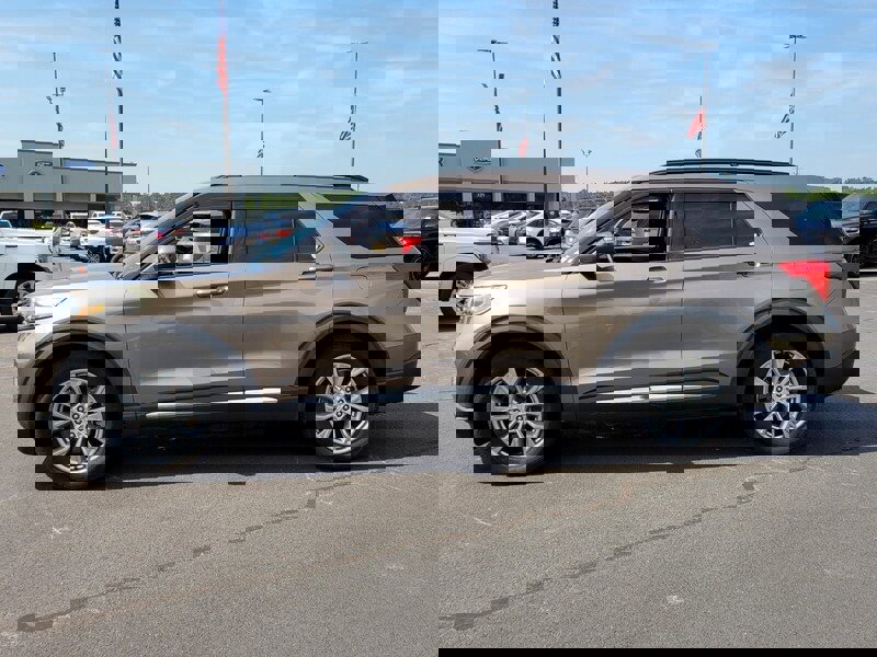 Used 2021 Ford Explorer XLT w/ Equipment Group 202A image 4