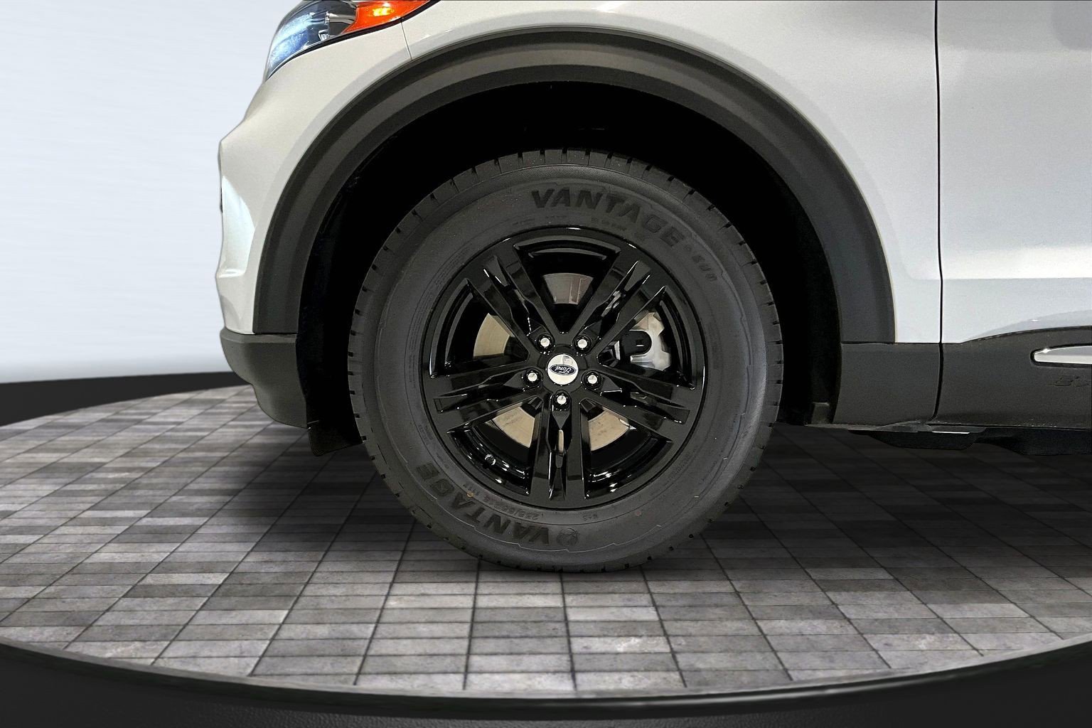 Used 2022 Ford Explorer XLT AWD/4WD image 34