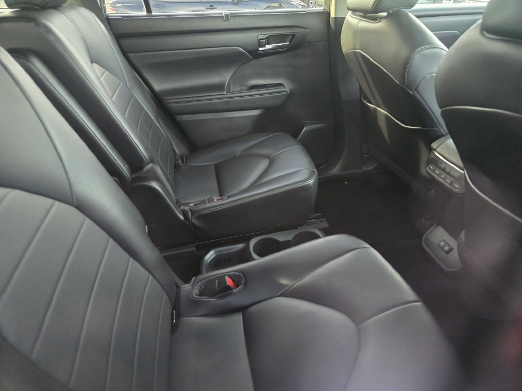 Used 2021 Toyota Highlander XLE FWD image 12