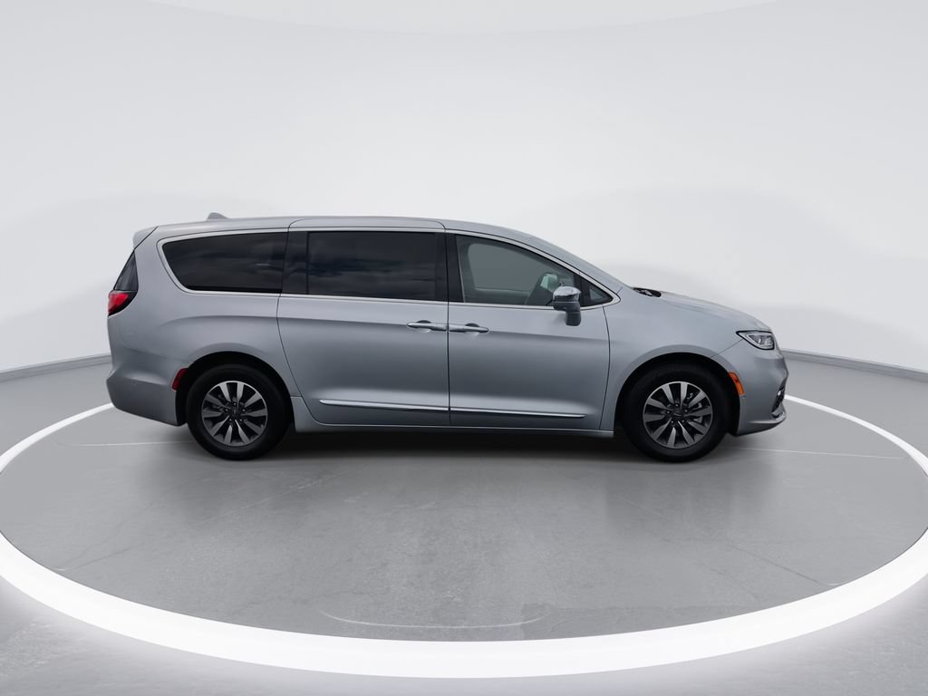 Used 2022 Chrysler Pacifica Limited w/ Uconnect Theater Family Group FWD image 9