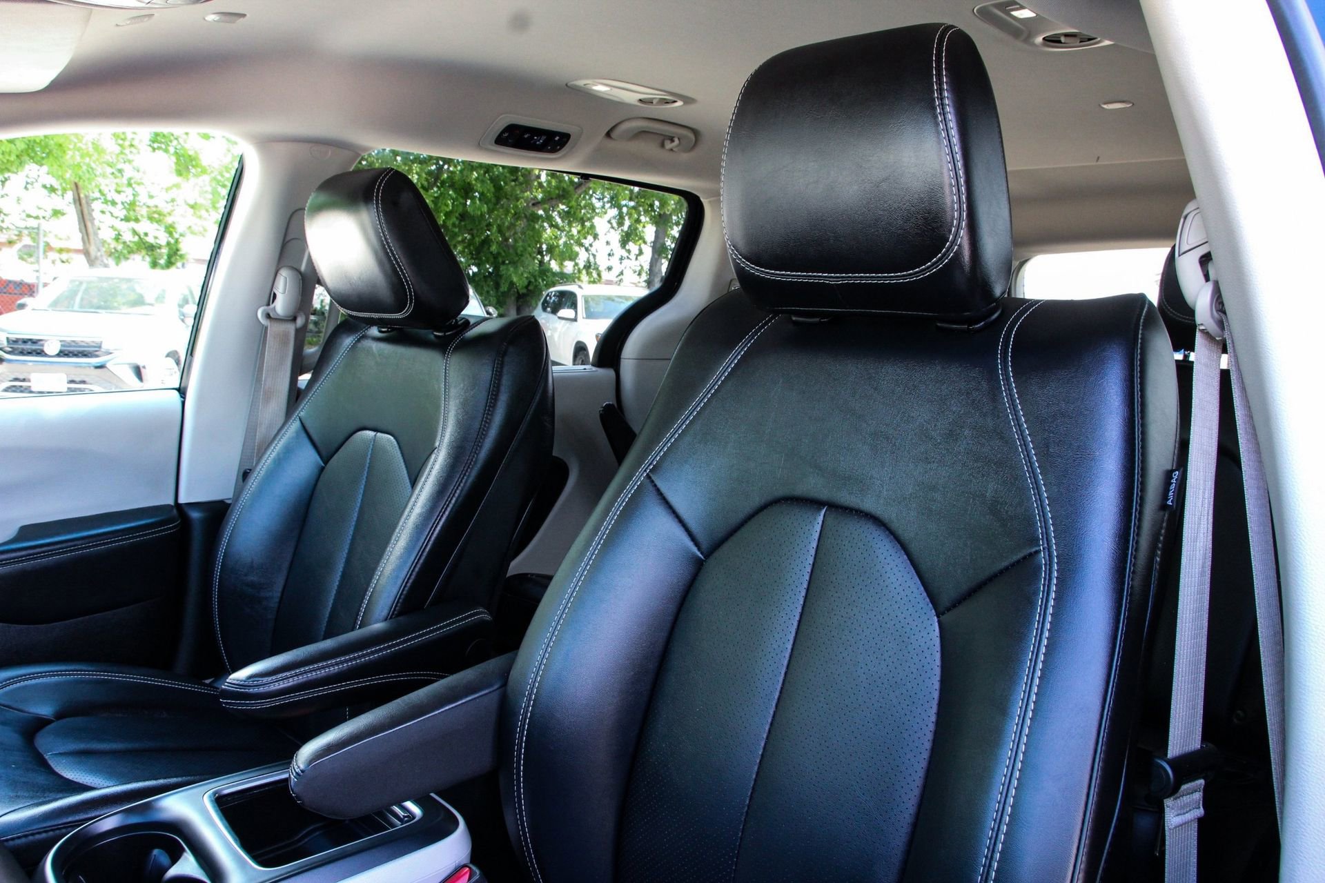 Used 2024 Chrysler Pacifica Touring-L image 11