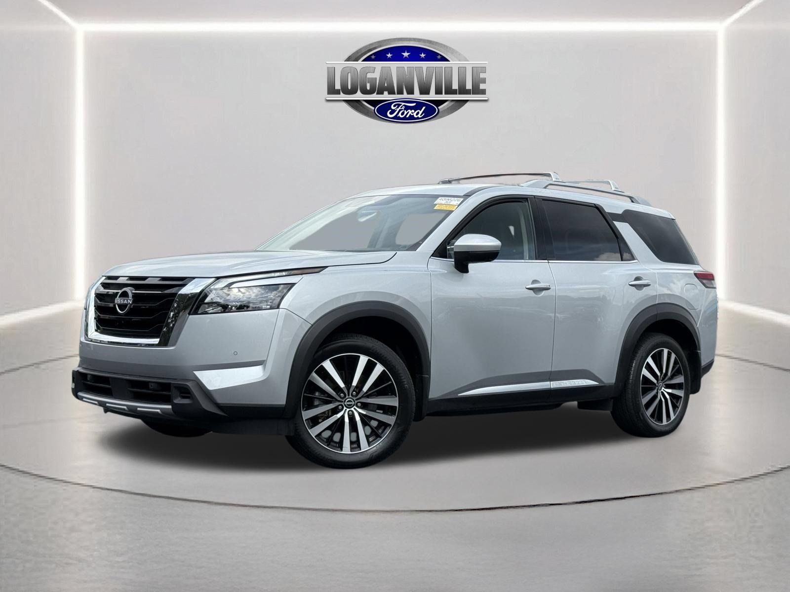 Used 2025 Nissan Pathfinder Platinum w/ Cargo Package AWD/4WD image 1