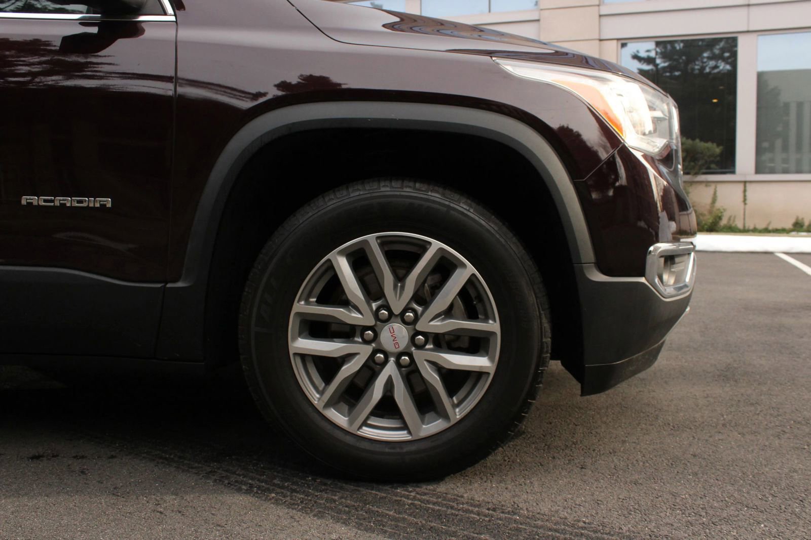 Used 2017 GMC Acadia SLE w/ Driver Alert Package I AWD/4WD image 4