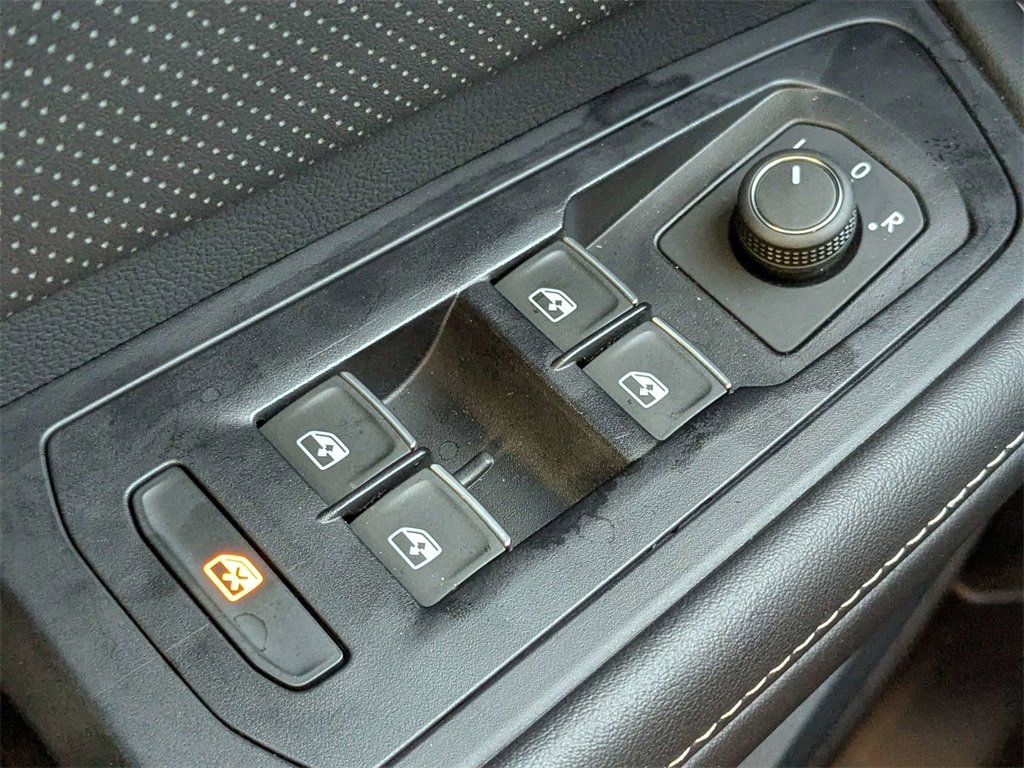 Used 2025 Volkswagen Atlas SE w/ Black Wheel Package image 27