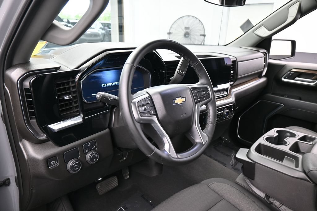 Used 2024 Chevrolet Silverado 1500 LT RWD image 10