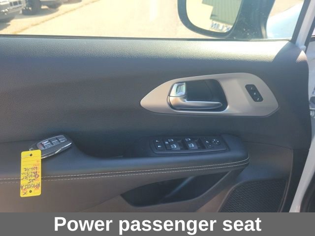 Used 2025 Chrysler Pacifica Limited image 14