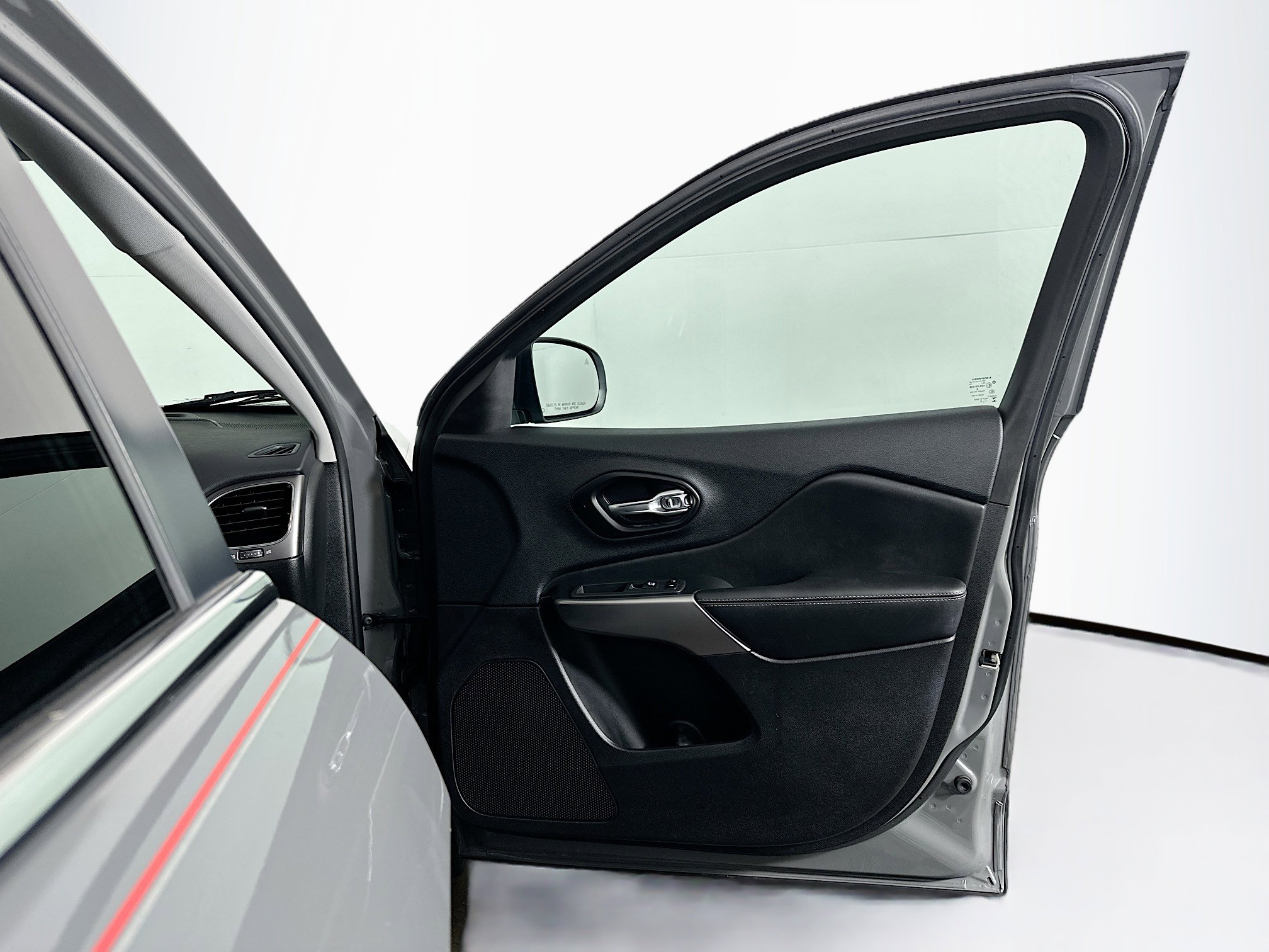 Used 2021 Jeep Cherokee Limited image 33