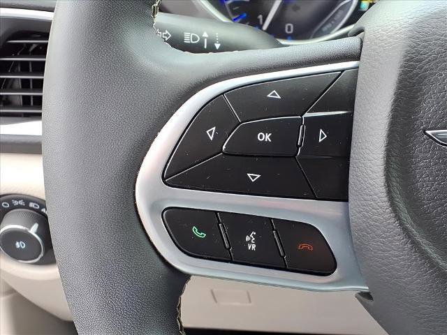 Used 2024 Chrysler Pacifica Touring-L image 16