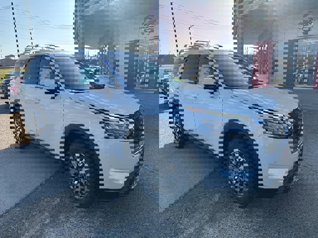 New 2025 Nissan Pathfinder SL image 2