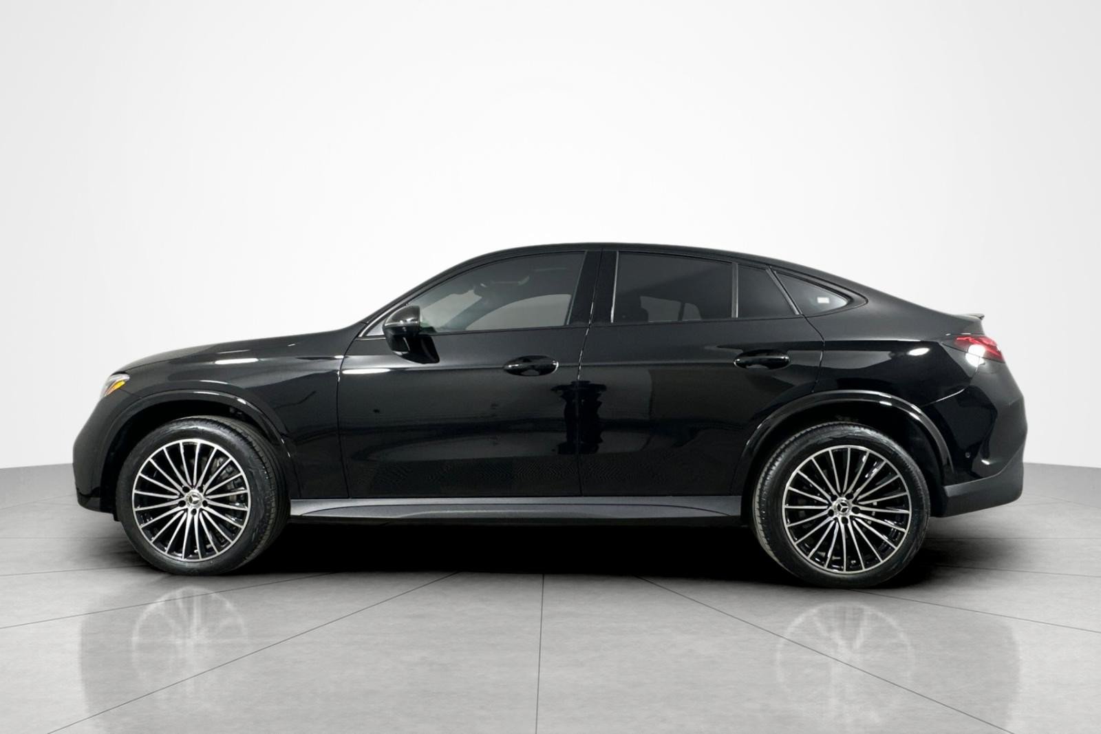 Used 2025 Mercedes-Benz GLC 300 4MATIC image 2