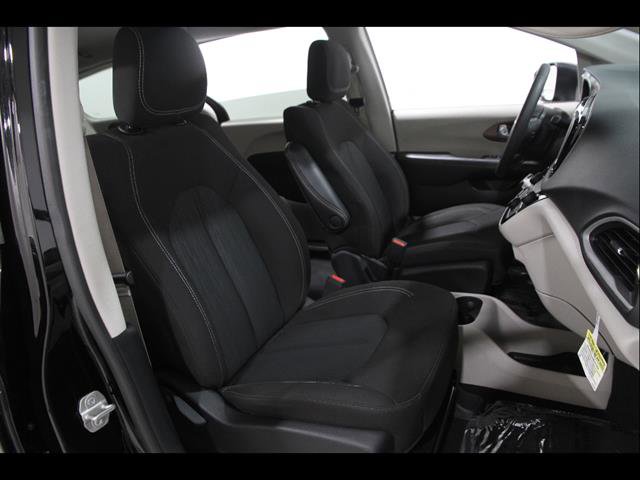 Used 2024 Chrysler Voyager LX image 17