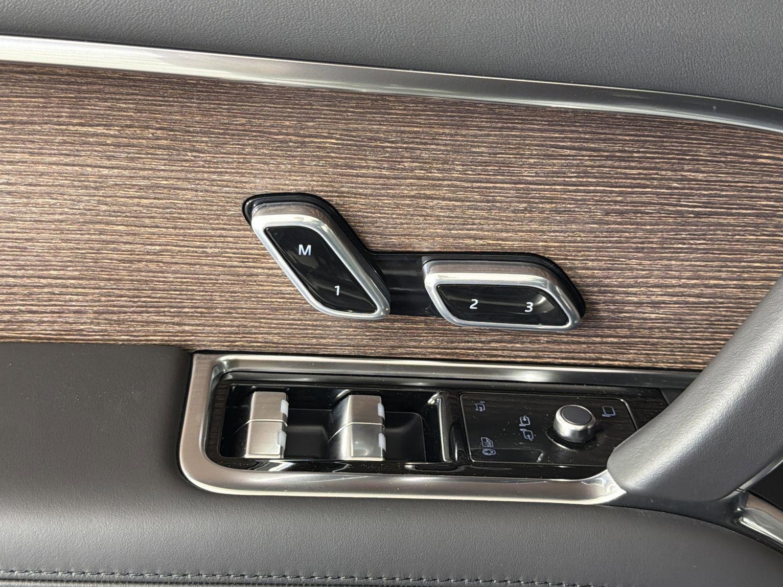 New 2025 Land Rover Range Rover SE image 24