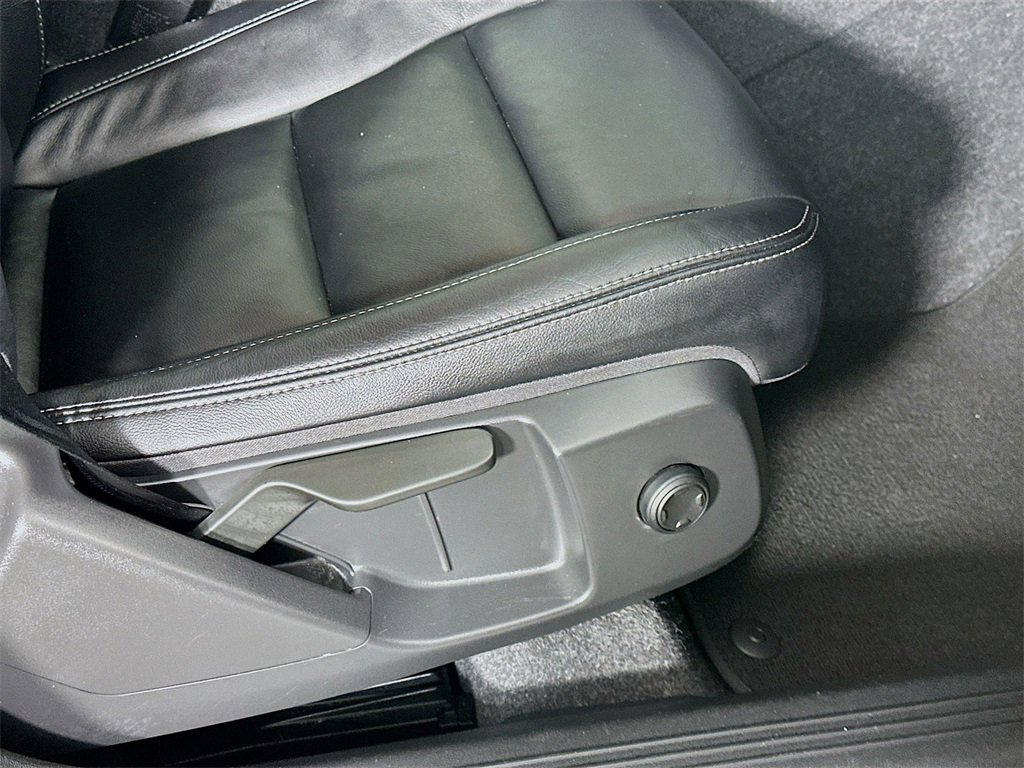 Used 2022 Volvo XC40 T4 Momentum image 23