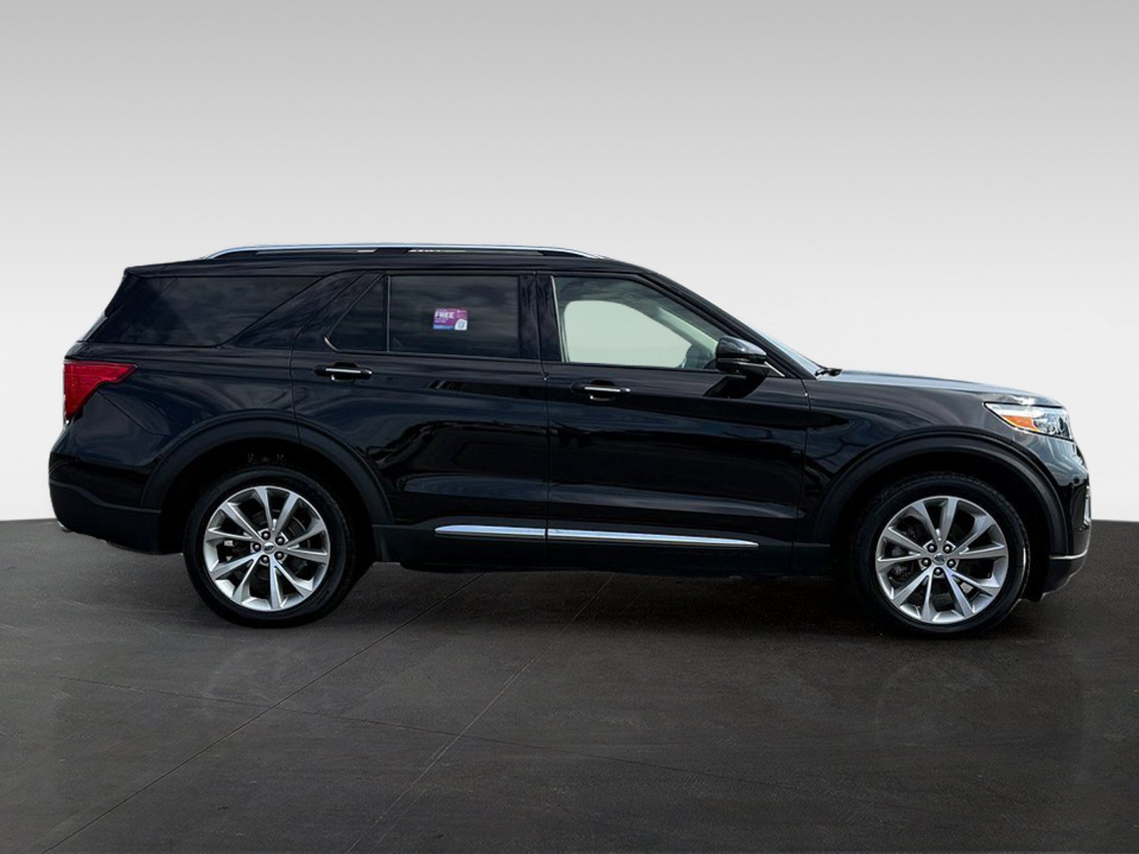 Used 2022 Ford Explorer Platinum w/ Equipment Group 601A AWD/4WD image 4